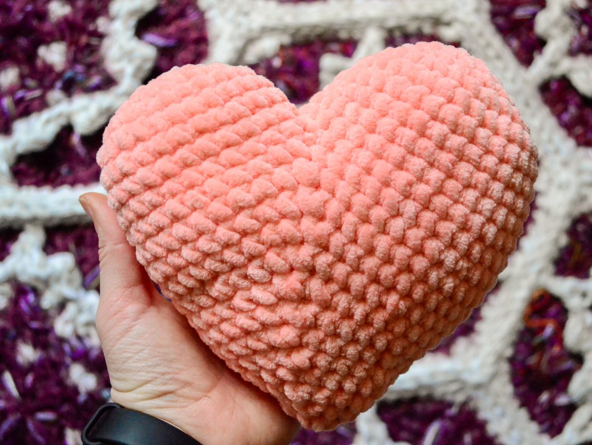 Patchy heart amigurumi free crochet pattern 6