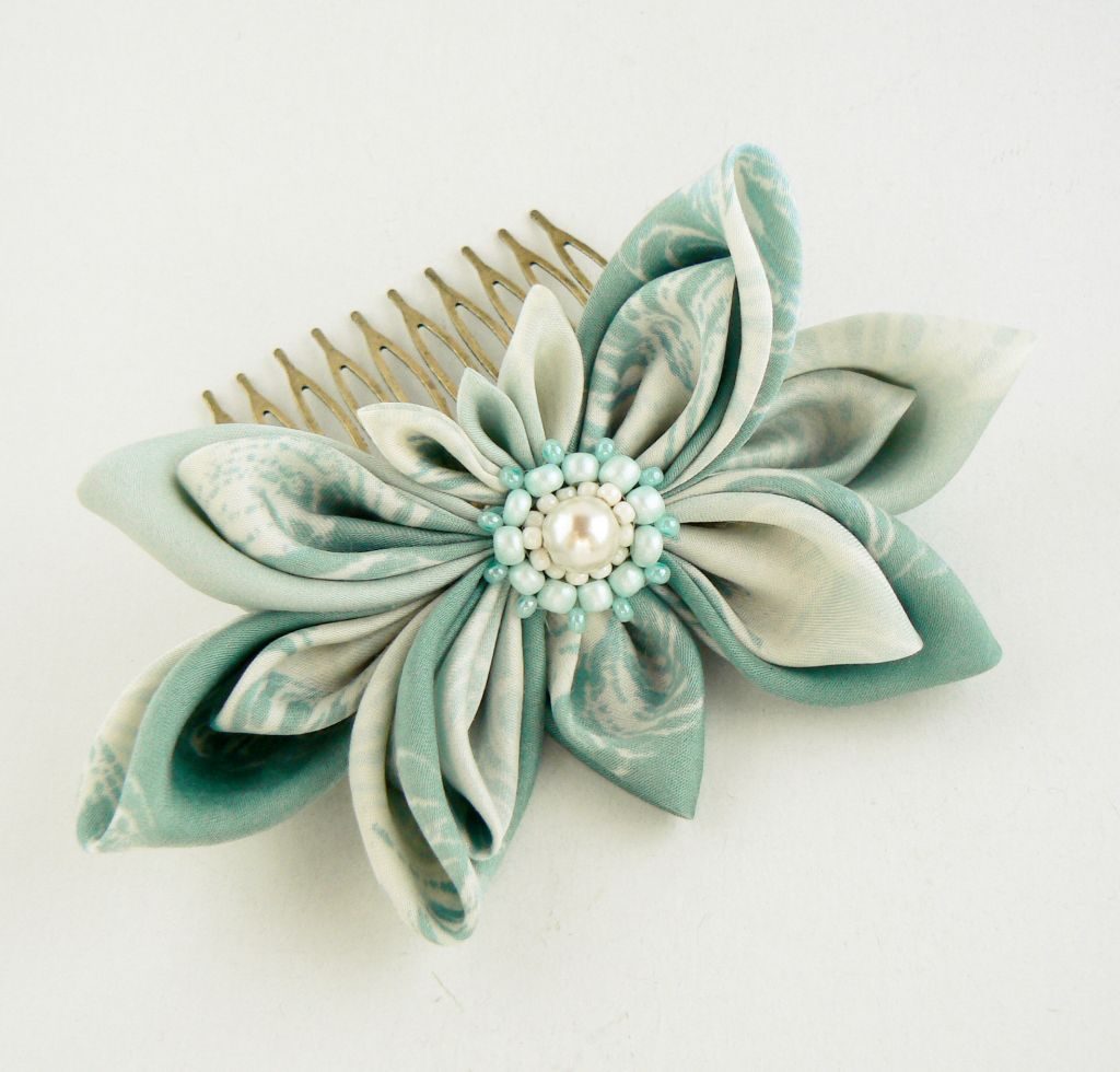 Floare bleu menta matase pieptene par kanzashi