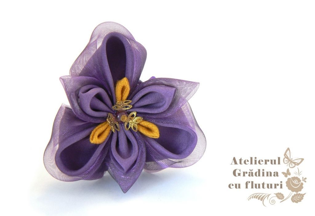 Floare de iris din mătase pe clamă de păr