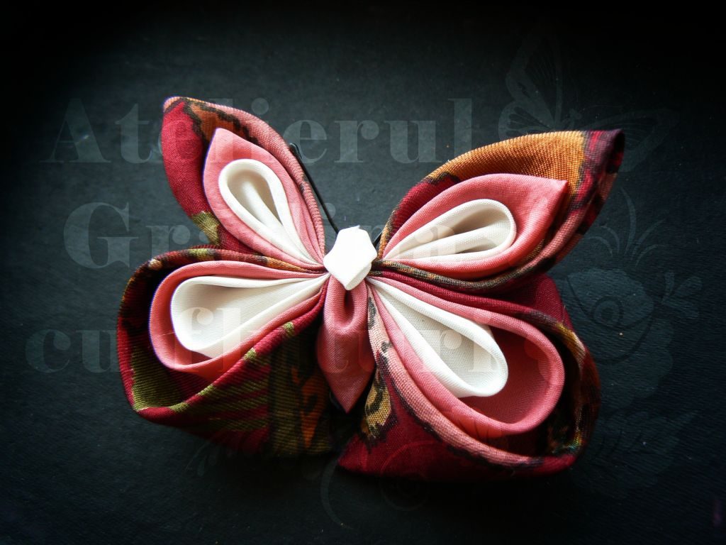 Broşă la comandă cu fluture din mătase roz şi albă şi material cu model roşu. 