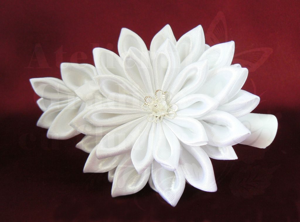 Crizantema handmade kanzashi satin alb mireasă față