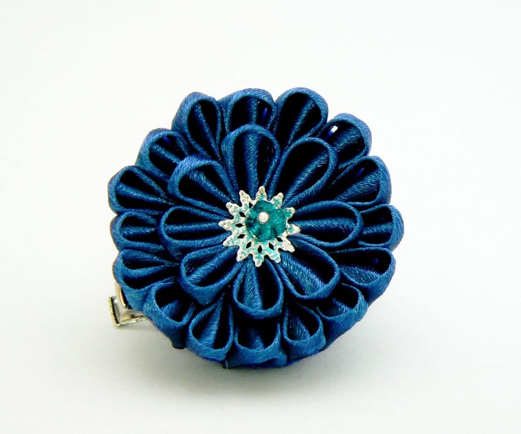 Crizantema kanzashi baza dubla din satin bleu inchis