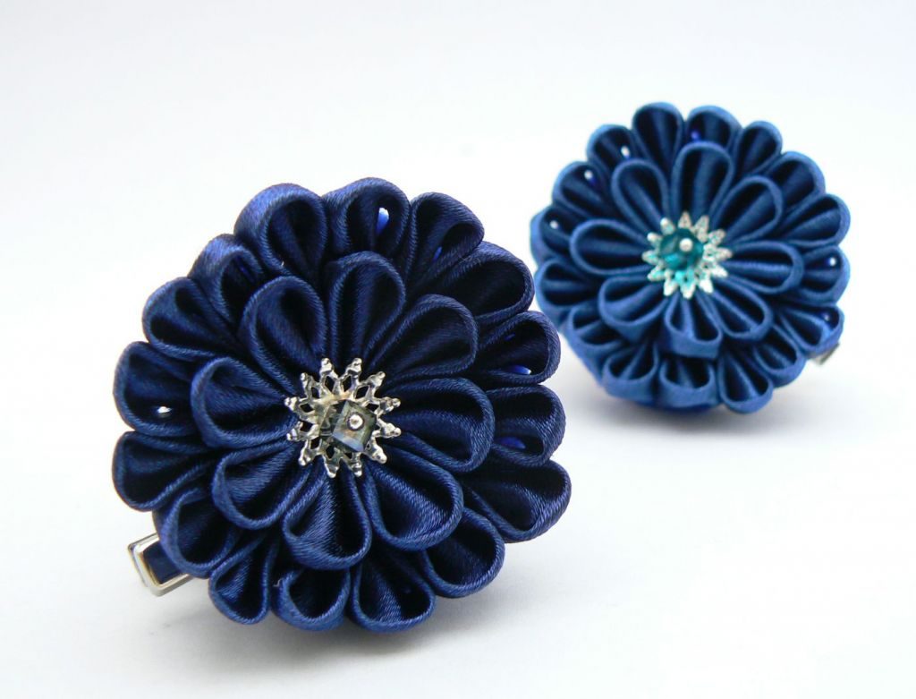 Crizantema kanzashi baza dubla din satin bleumarin