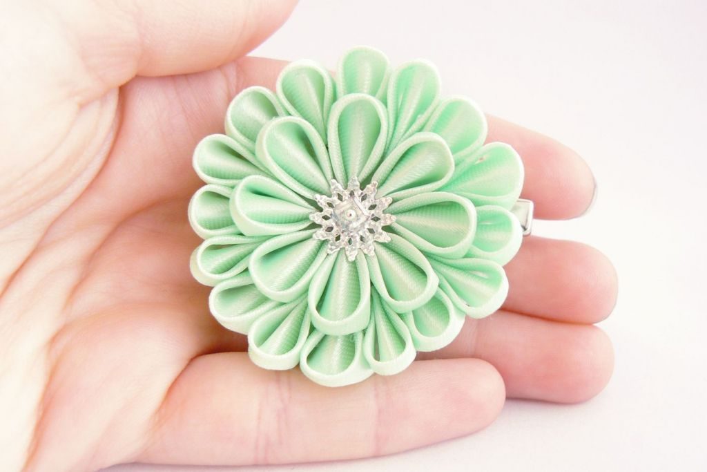 Crizantema kanzashi baza dubla din satin verde fistic