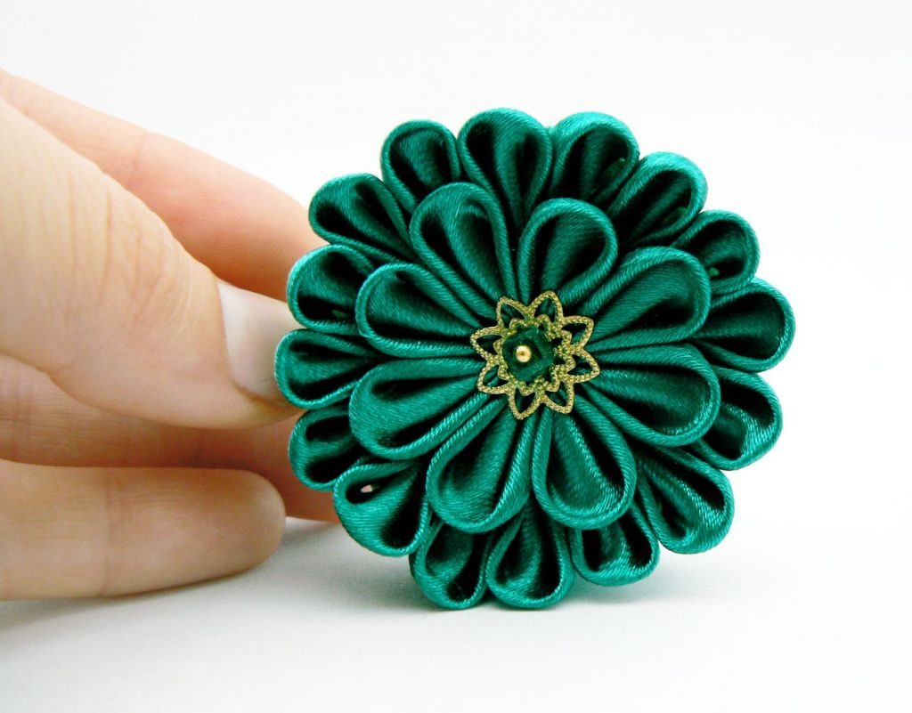 Crizantema kanzashi baza dubla din satin verde smarald