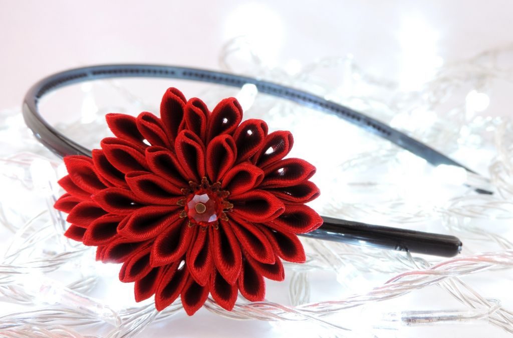 Crizantema rosie - floare kanzashi satin