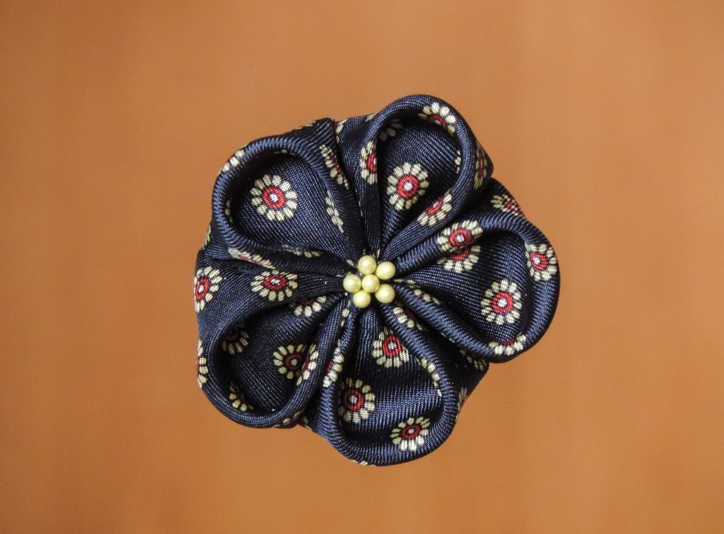 Floare din mătase din cravată - kanzashi - pentru rever