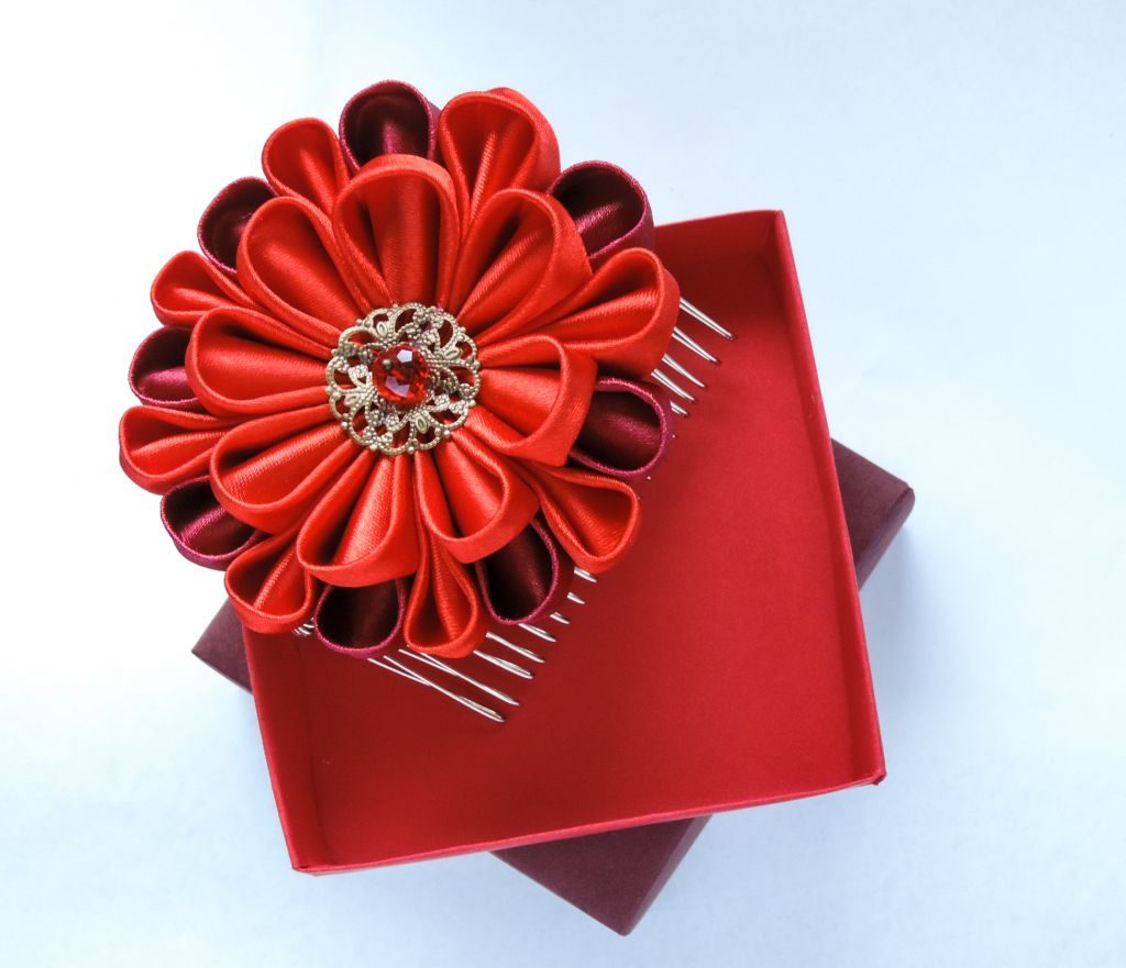 crizantema rosie satin - floare kanzashi cu cutie