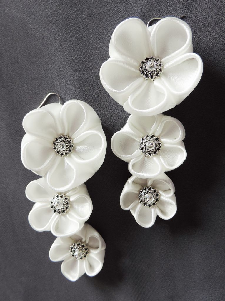 Cercei lungi nunta - flori kanzashi - satin alb