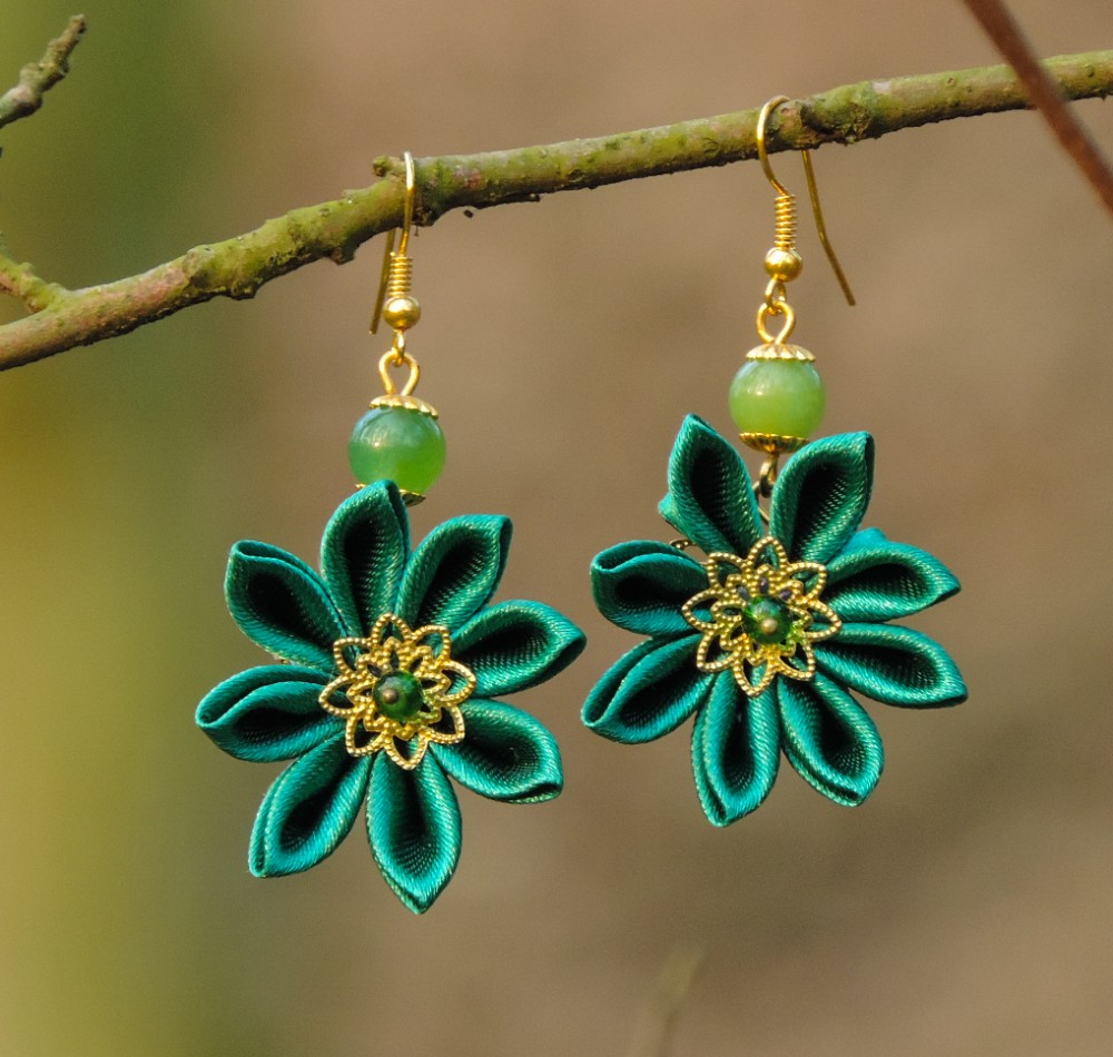 Colectia flori de mina - cercei flori kanzashi satin verde smarald