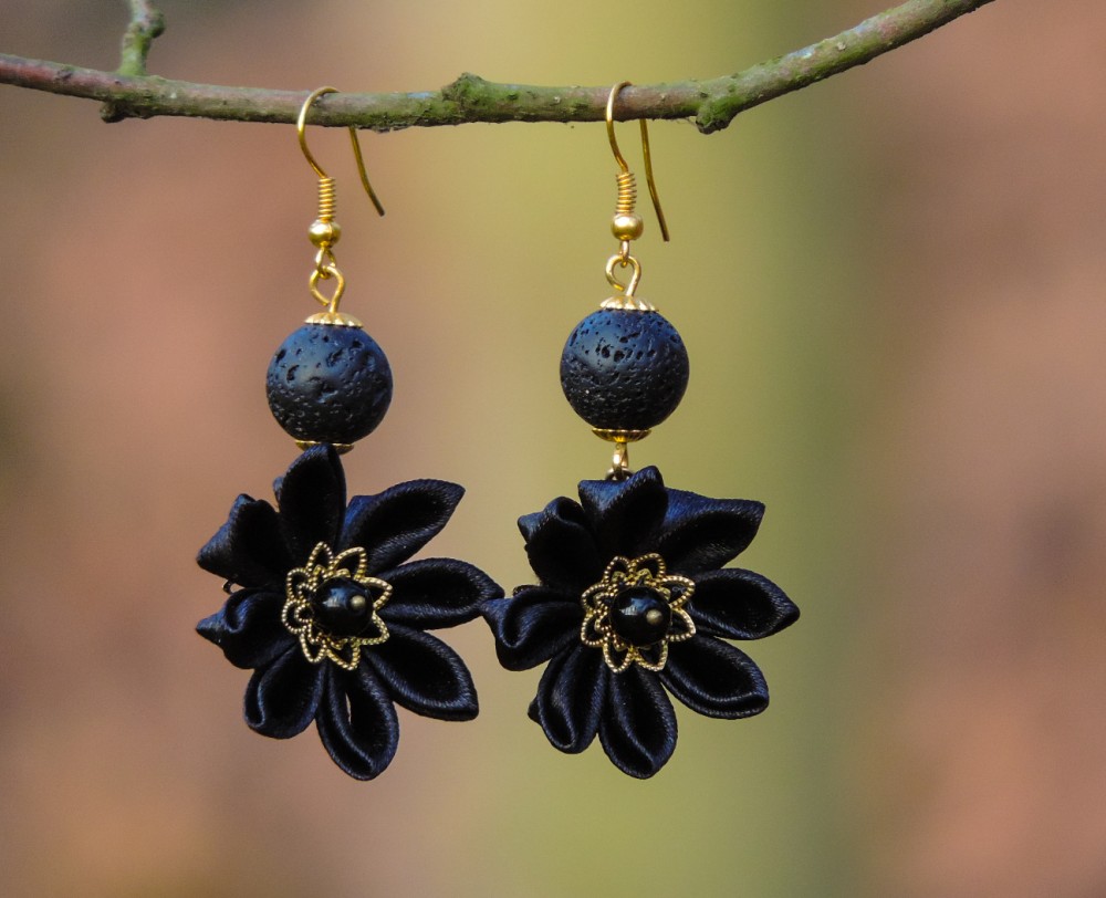 Colectia flori de mina - cercei flori kanzashi satin negru auriu