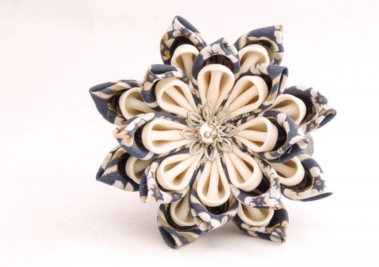 Lotus mare din matase albastra cu alb - kanzashi handmade