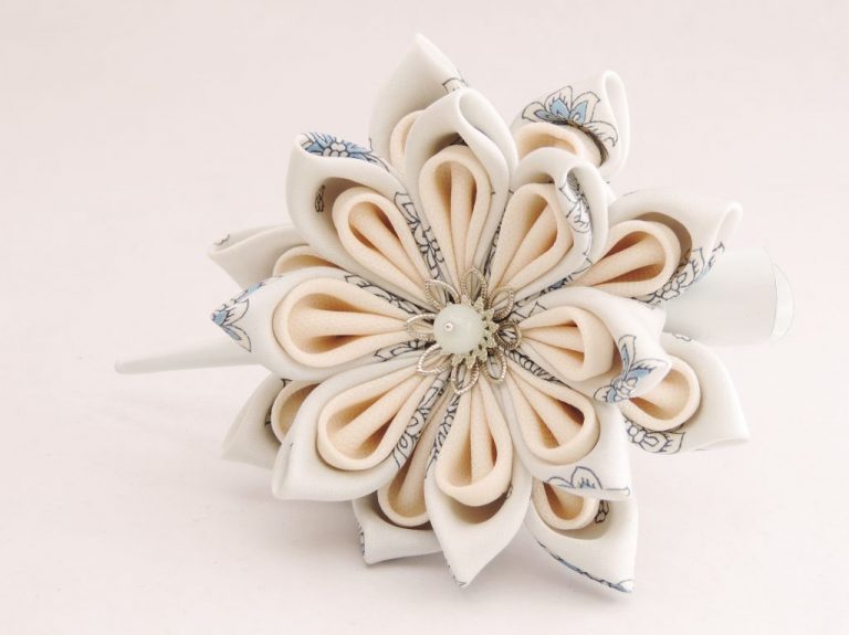 Lotus mare din matase albastra bleu deschis cu alb - kanzashi handmade