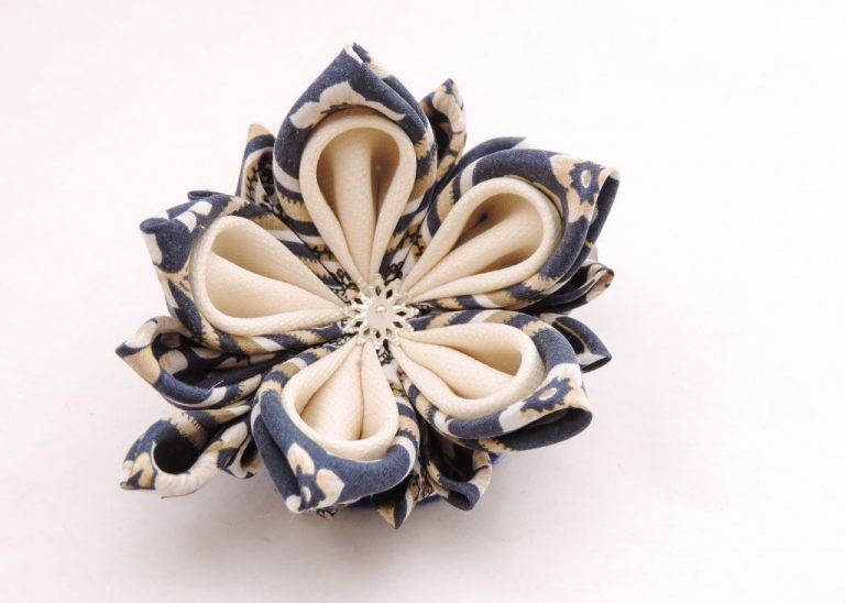 Lotus mic din matase albastra cu alb - kanzashi handmade