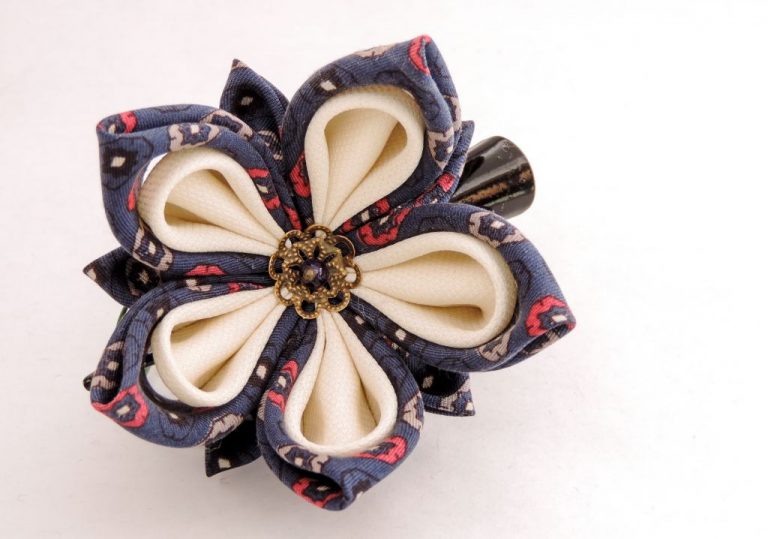 Lotus mic din matase albastra bleumarin cu alb - kanzashi handmade