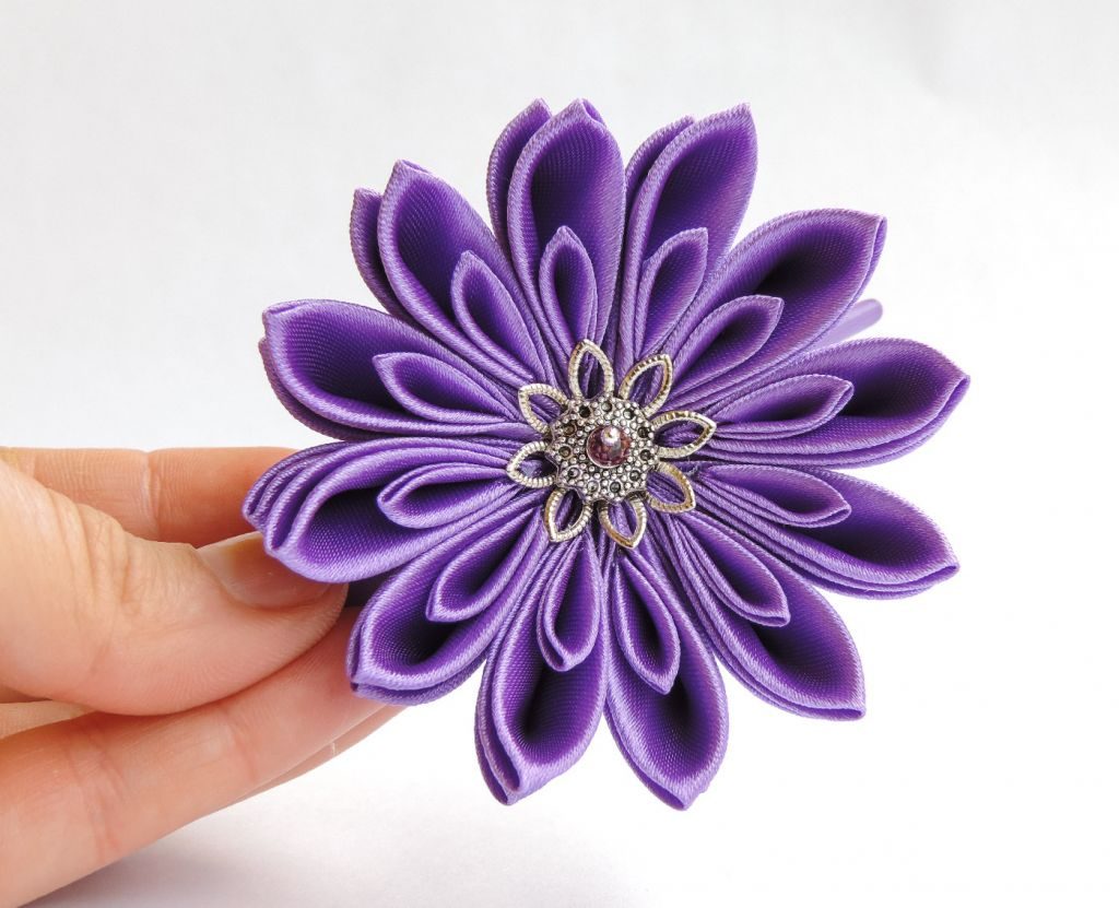 Crizantema din satin mov - floare kanzashi material textil