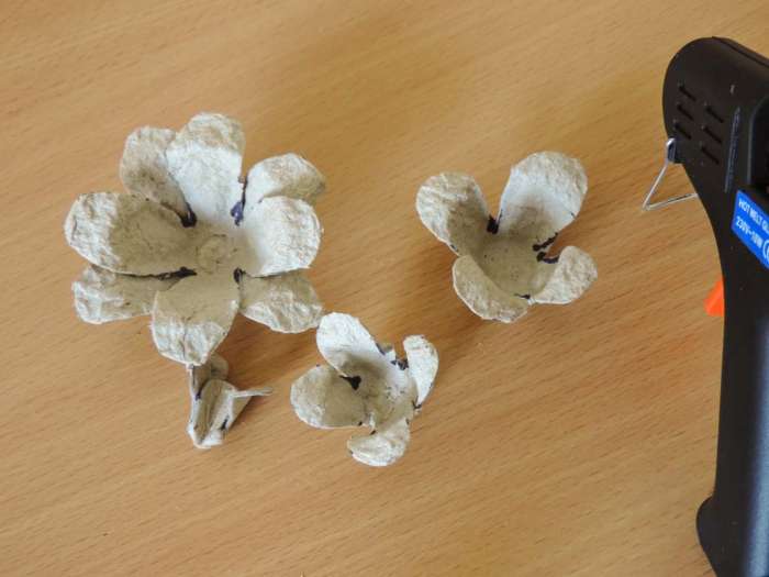 Tutorial - egg carton roses - DIY flower decorations - assembly