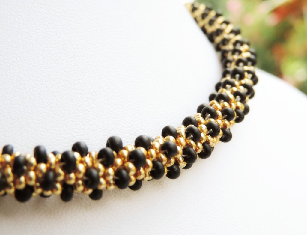Colier margele Preciosa crosetate - auriu si negru - bead crochet