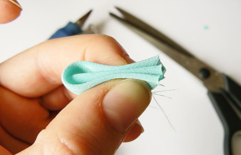 Tutorial - rounded flower petal - ready for glue