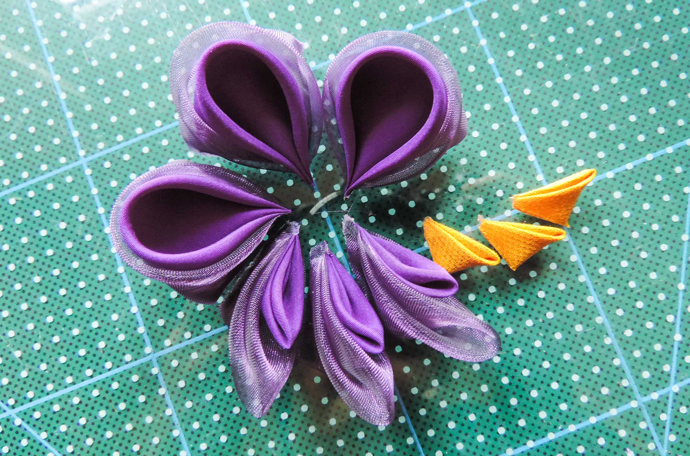 Iris flower tutorial - making the yellow petals 3