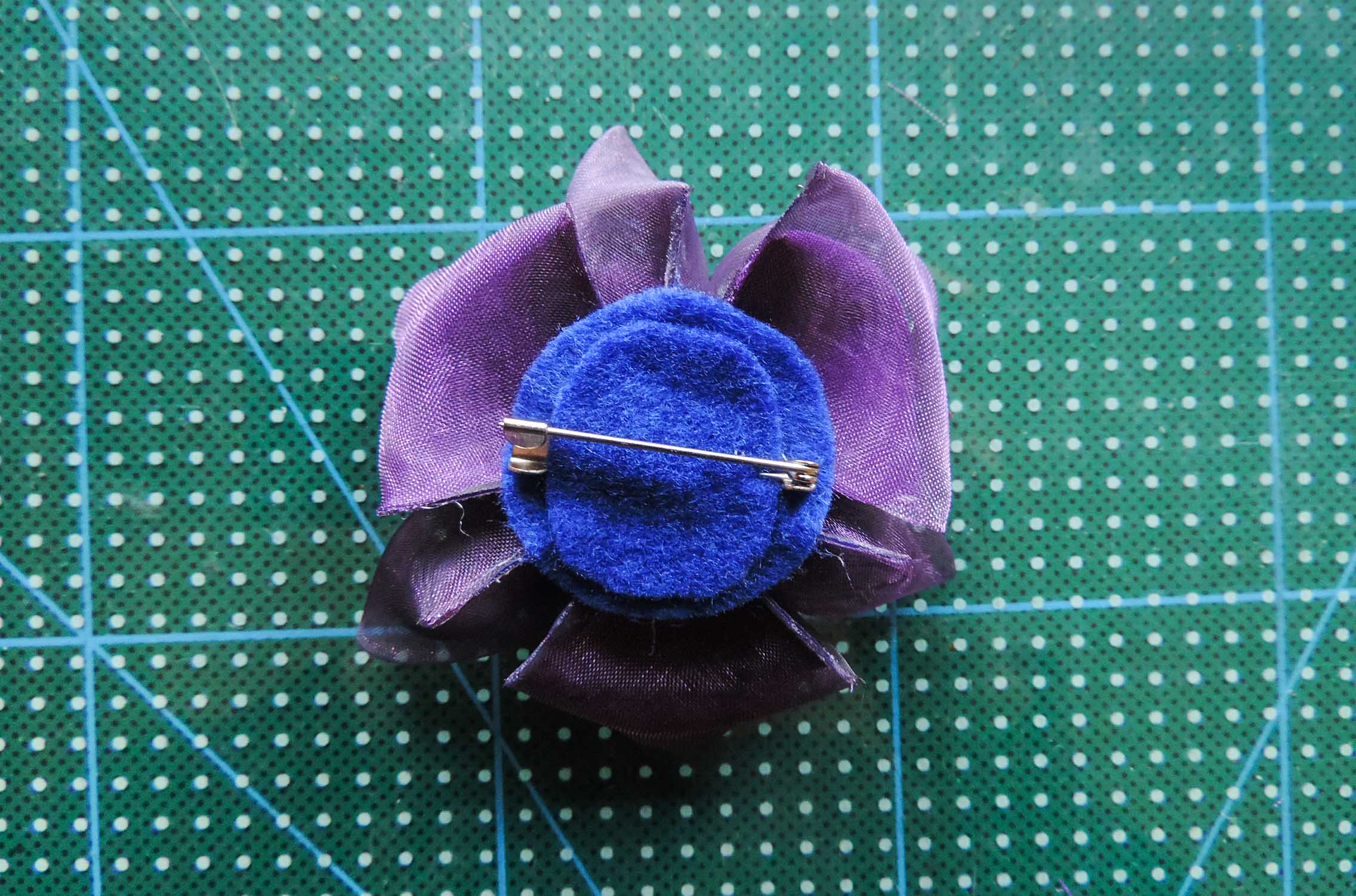 Iris flower tutorial - attaching the petals to the base 4
