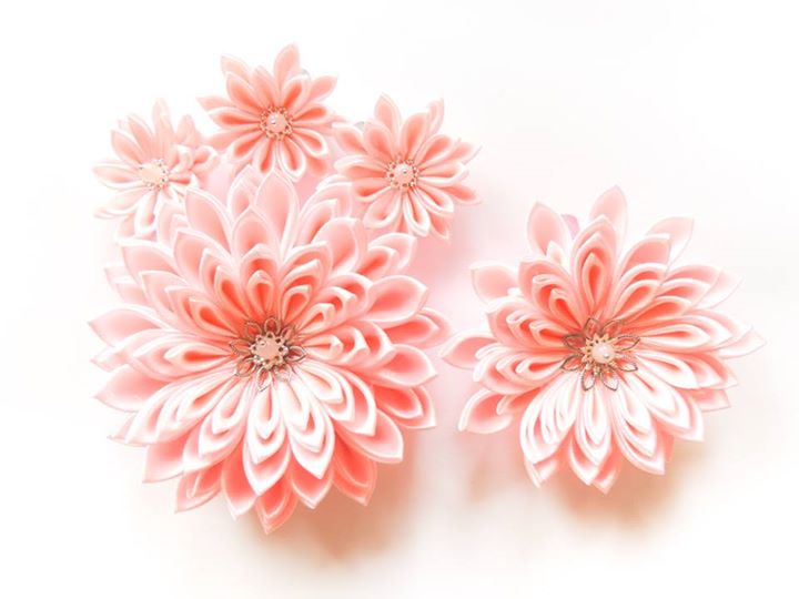 Crizantema mare roz din satin si flori mici pentru mana si rochie de mireasa