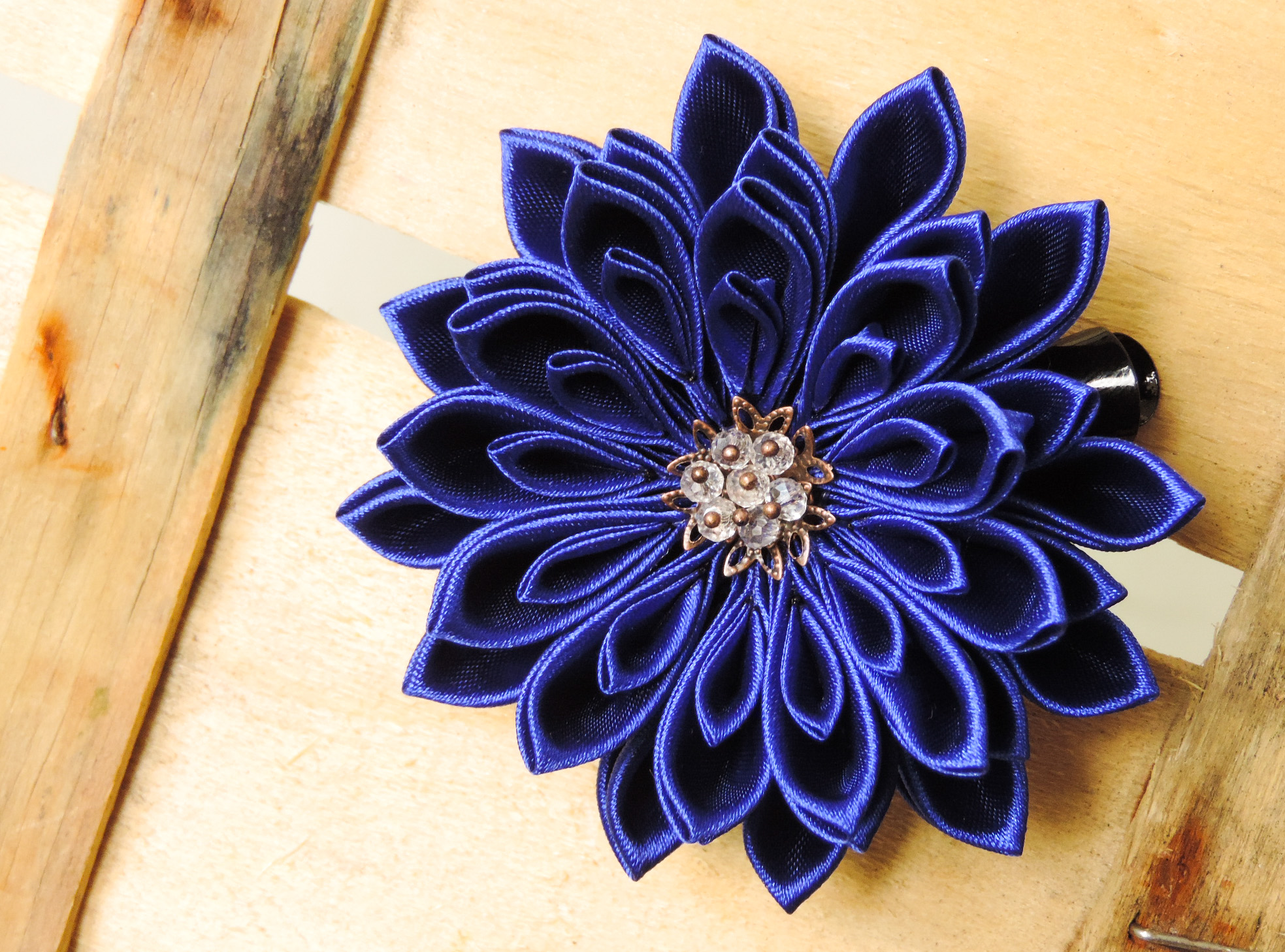 Royal blue satin chrysanthemum - DIY tutorial