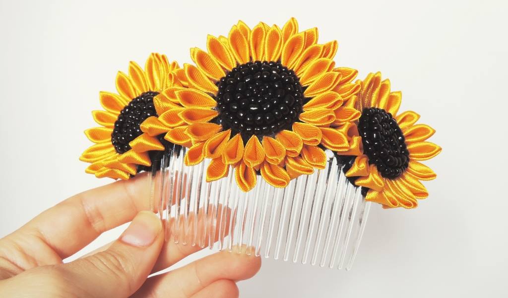 Bridal sunflower comb with black seed beads